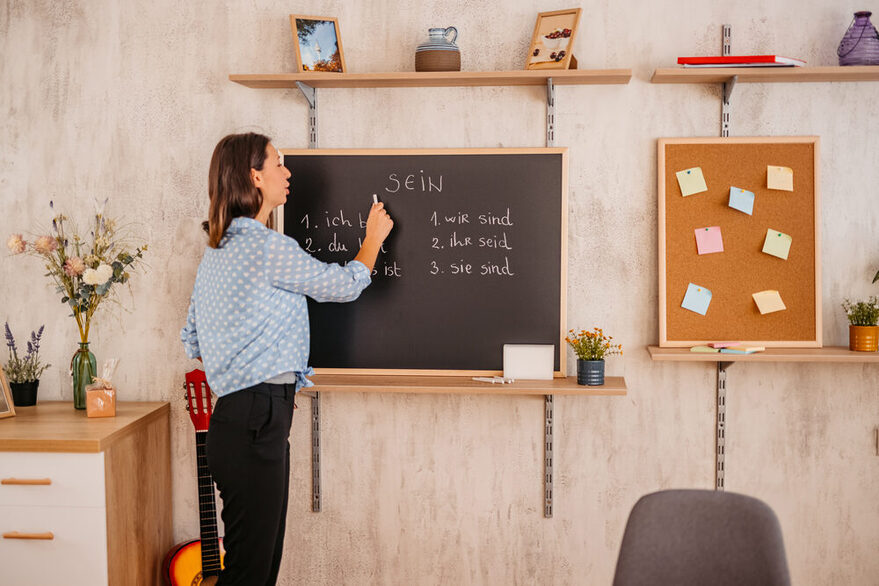 Eine Lehrerin gibt einen Deutschkurs.